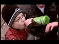 Умный ребёнок не будет пить, на снимке видимо глупый...