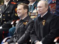 Тандем начал сидеть на параде Победы. Мнение Навального.