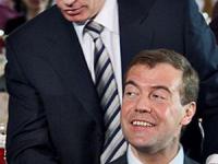 Тандем начал сидеть на параде Победы. Мнение Навального.